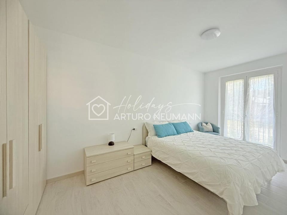 Bed, Photo of the whole room, locker, wardrobe