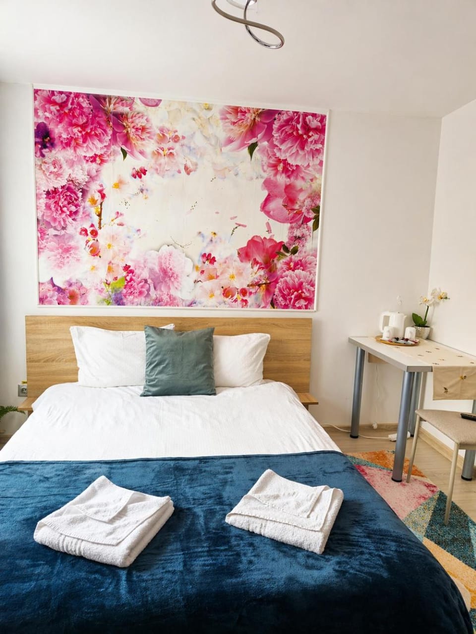 Bed, Photo of the whole room, Dining area, Bedroom, towels
