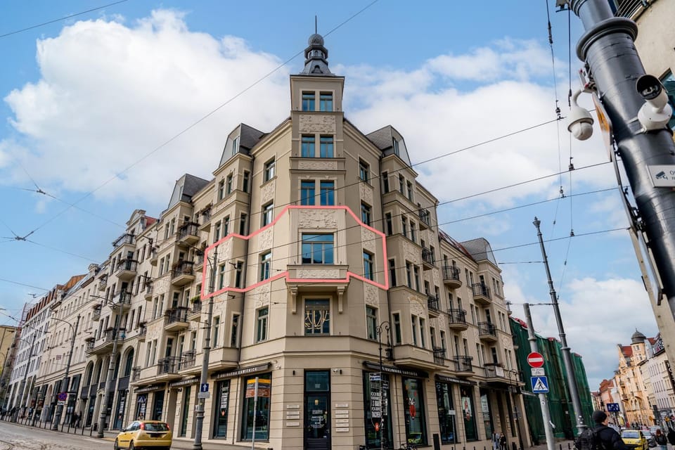 Property building, Neighbourhood, Location