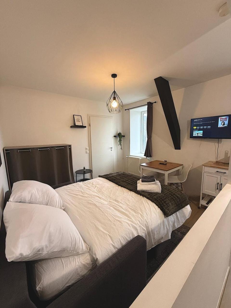 Design & Connecté : Studio Neuf au Pied de la Gare Apartment in Dreux