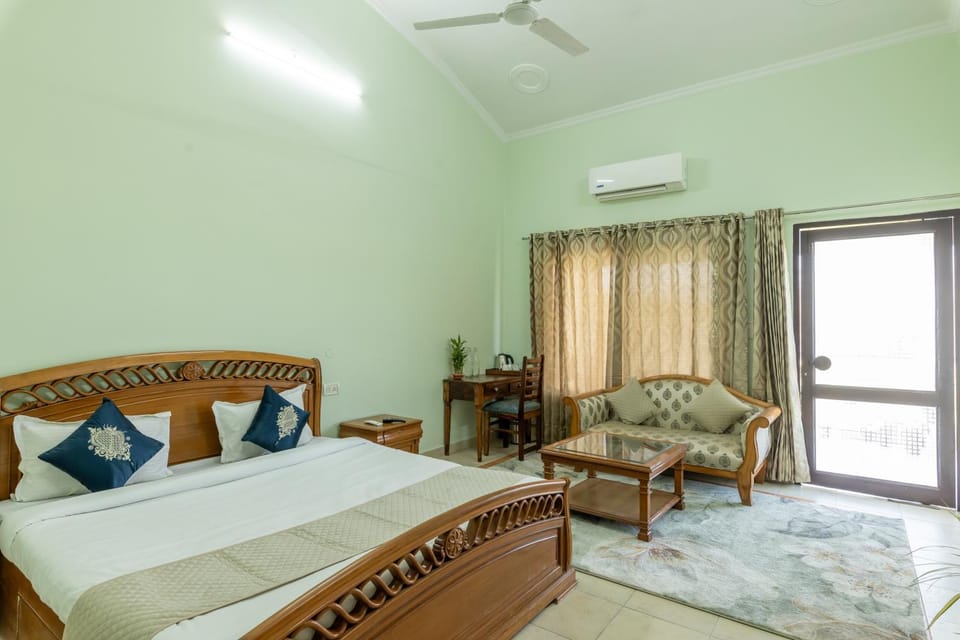 Bed, Photo of the whole room, Seating area, Bedroom