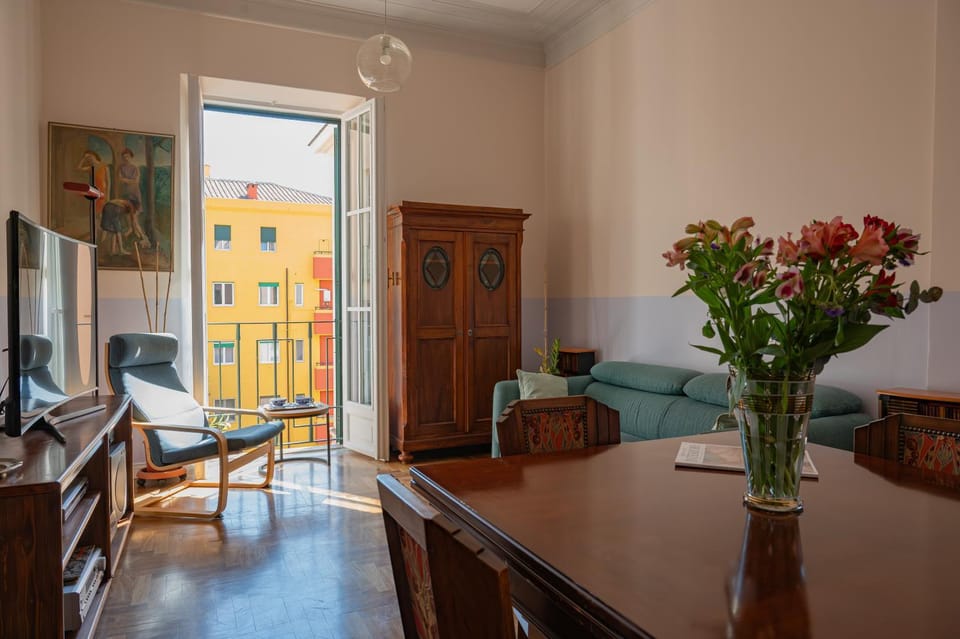 Communal lounge/ TV room, TV and multimedia, Living room, Seating area, Dining area, Evening entertainment