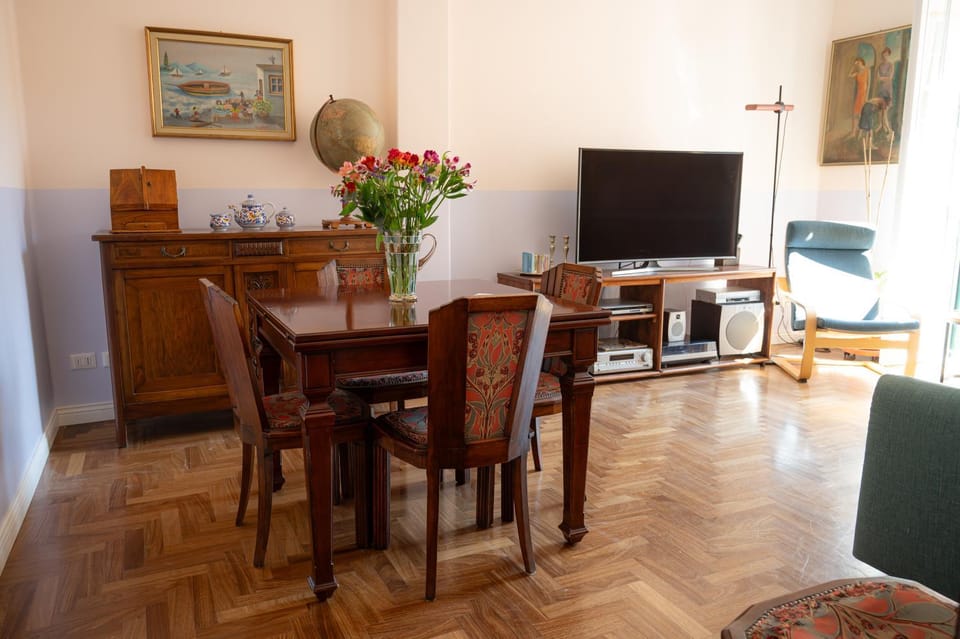 Communal lounge/ TV room, TV and multimedia, Living room, Seating area, Dining area, Evening entertainment