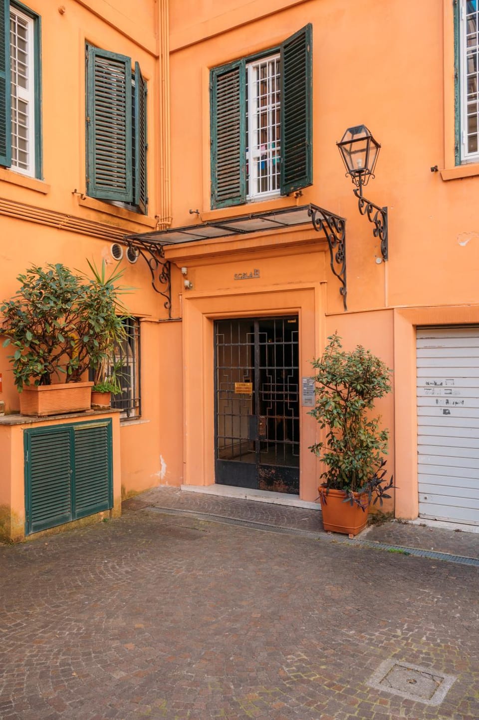 Property building, Facade/entrance, Day