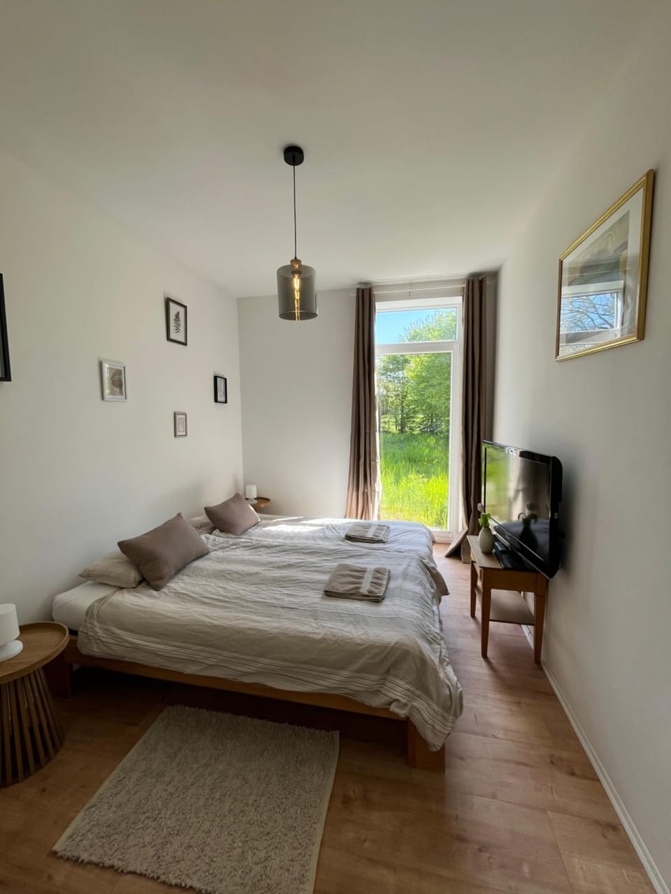 Bed, TV and multimedia, Photo of the whole room, Bedroom, towels