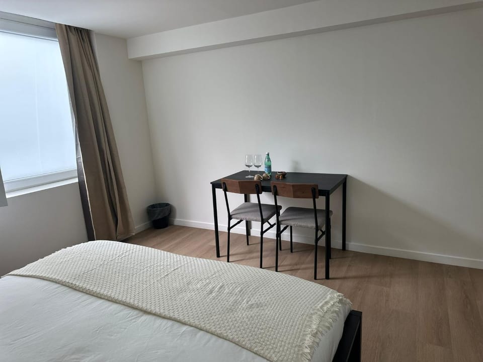 Bed, Seating area, Dining area, Bedroom
