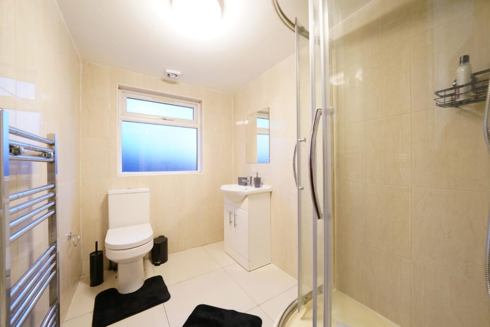 Shower, Toilet, Bathroom, towels