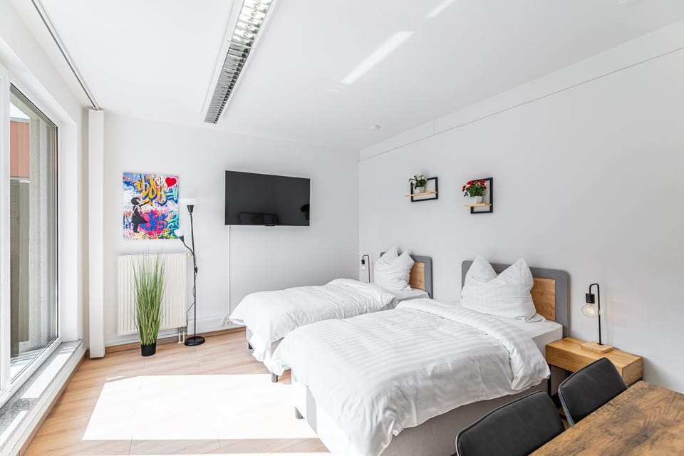 Bed, TV and multimedia, Photo of the whole room, Bedroom