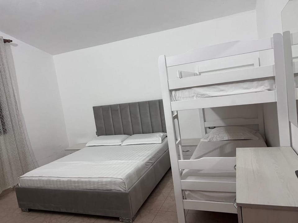 Bedroom, bunk bed