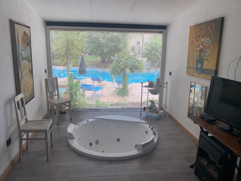 Natural landscape, Hot Tub, Bathroom, TV and multimedia, Pool view, Bath