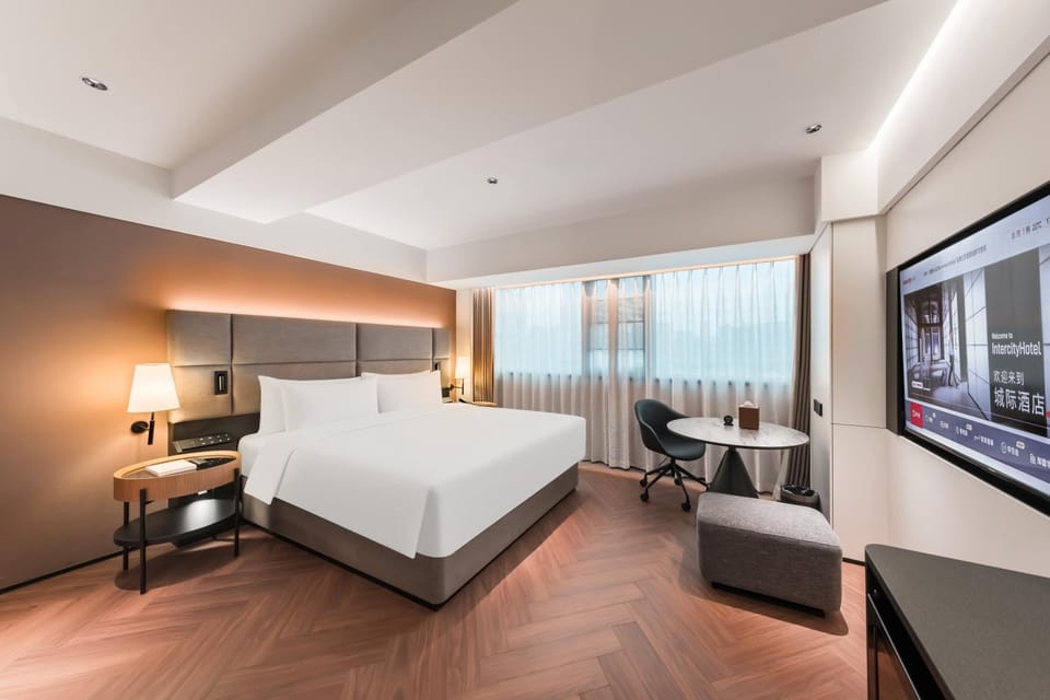 Bed, Photo of the whole room, Seating area, Bedroom
