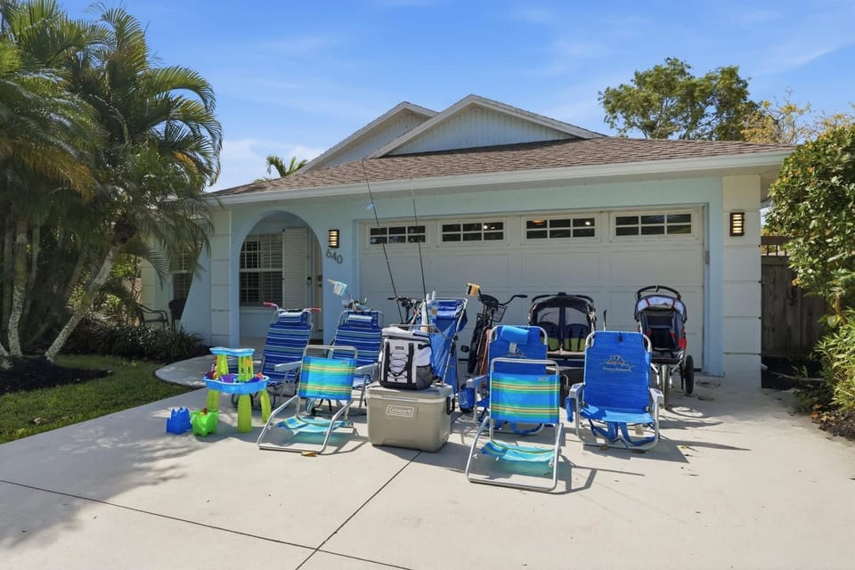 Beach-Ready Pool & Spa Home Bikes Gear Included House in Naples Park