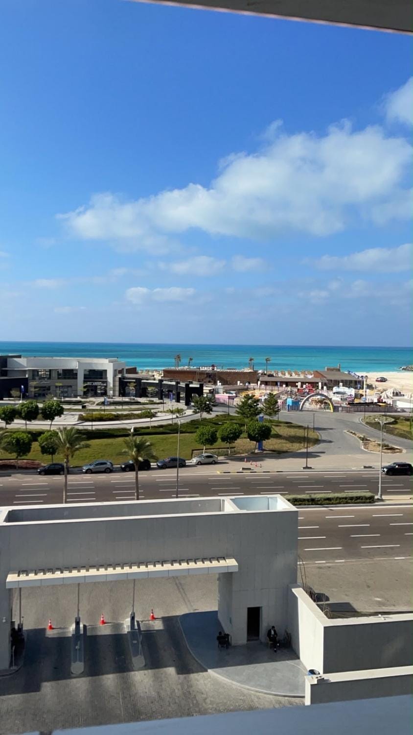 ابراج العلمين - شاليه غرفتين وصاله صف اول عالبحر - اول سكن Apartment in Egypt