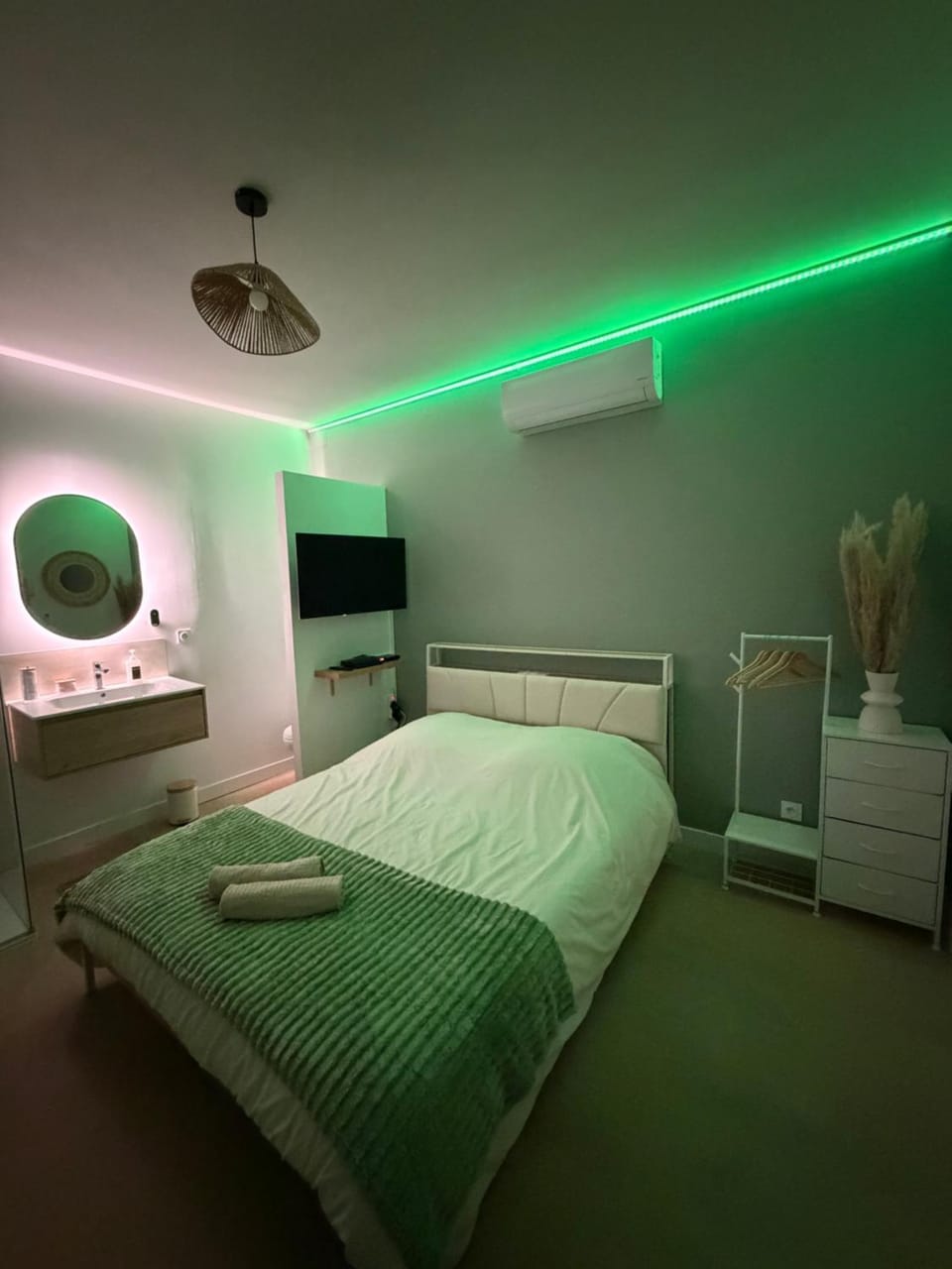 Bed, TV and multimedia, Photo of the whole room, Bedroom