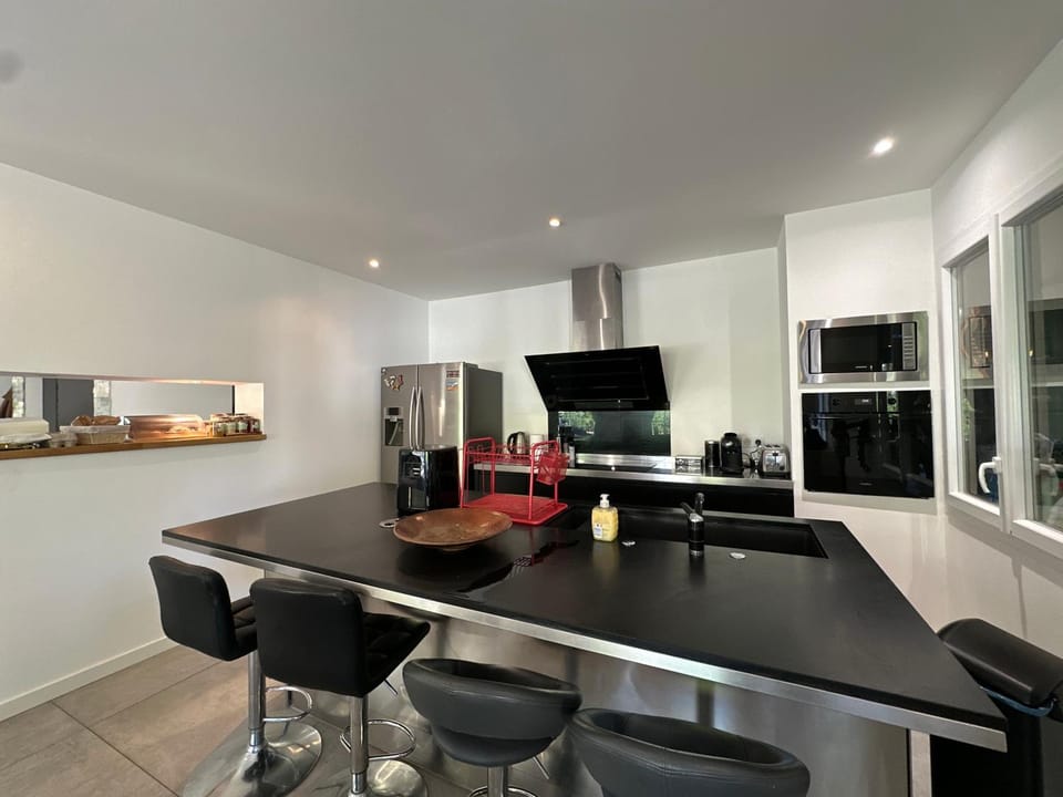 Kitchen or kitchenette, Dining area, oven