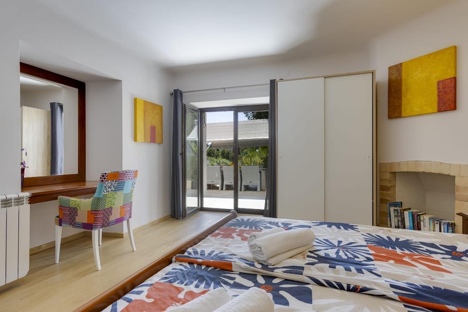 Nice double bedroom in beautiful Quinta - QR06 Bed and Breakfast in Lagos