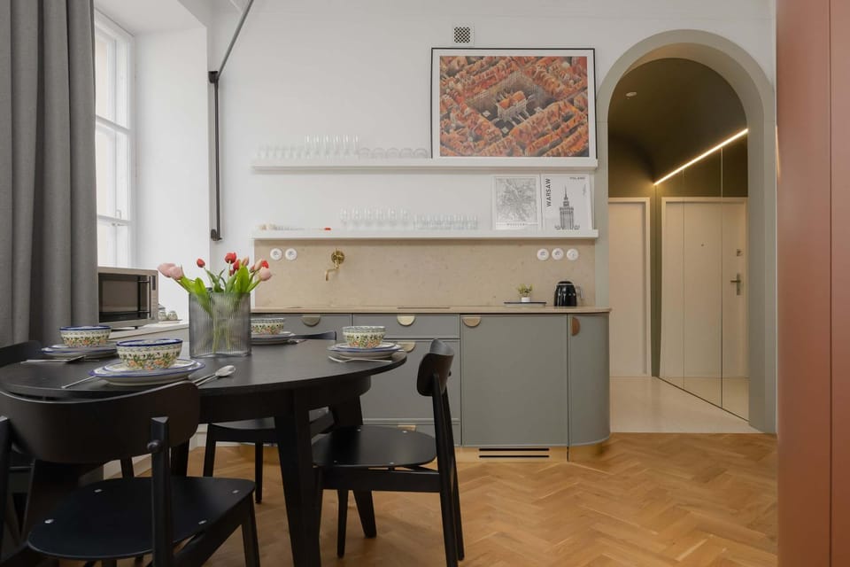 Kitchen or kitchenette, Dining area