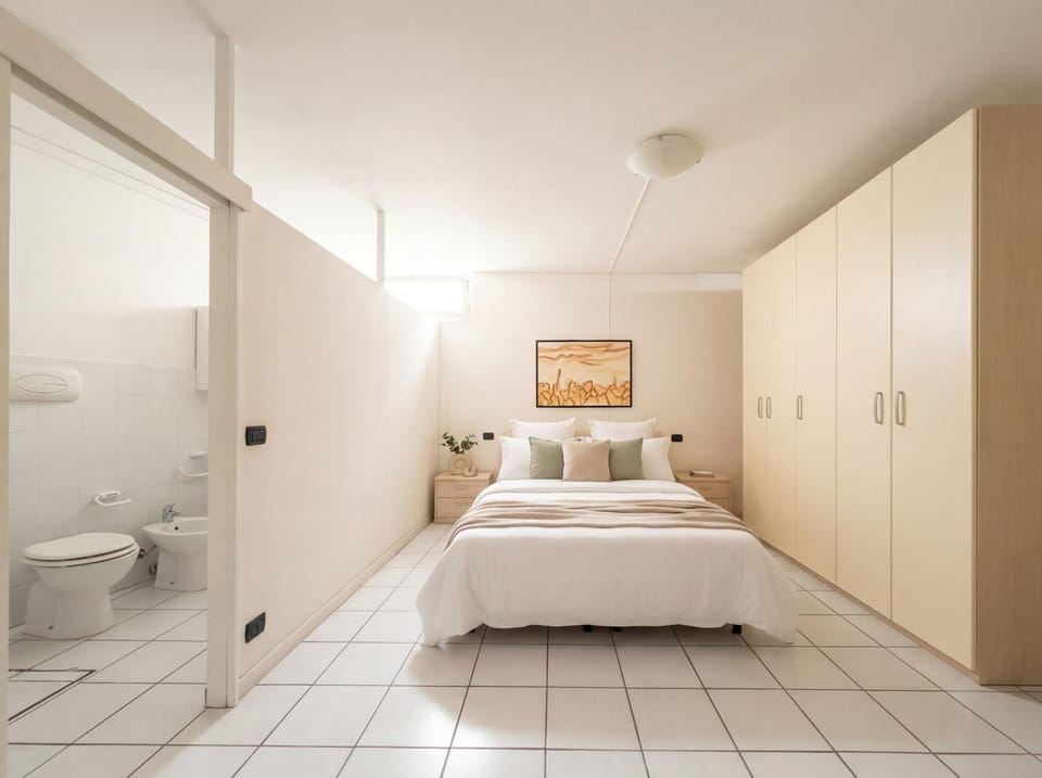 Toilet, Bed, Bathroom, Photo of the whole room, Bedroom, towels