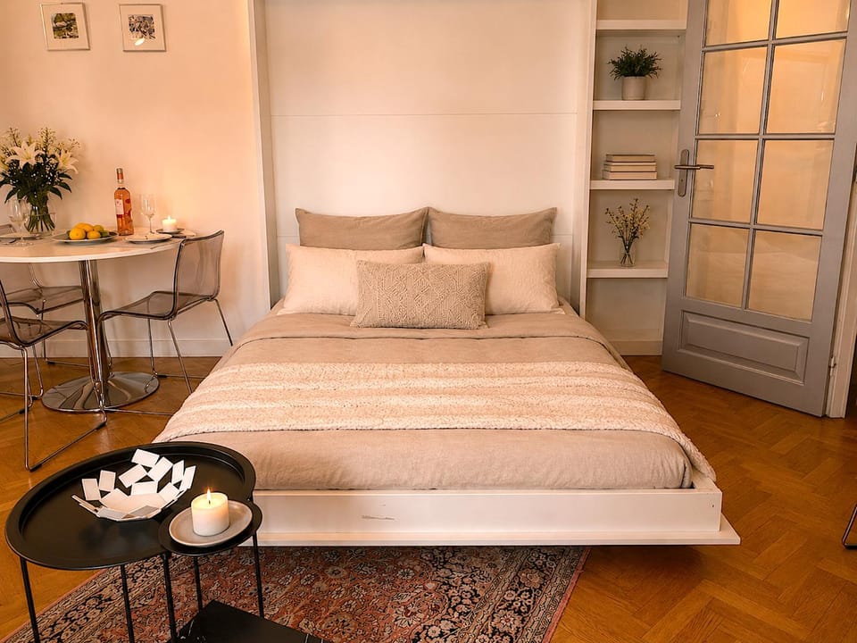 Bed, Living room
