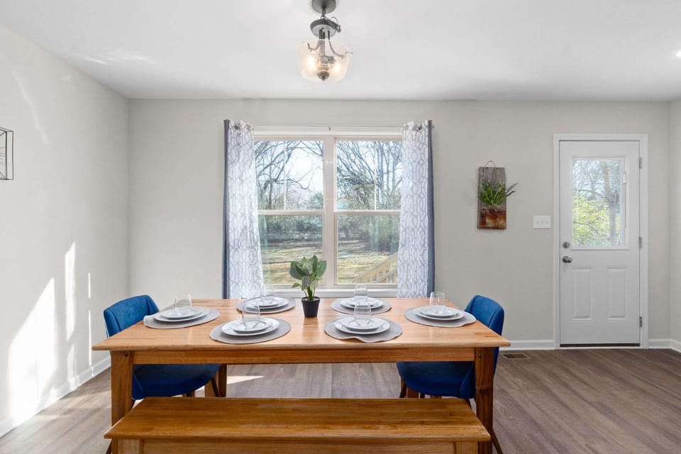 2 Homes Side-by-Side- Sleeps 14 - Near Downtown House in Clarksville