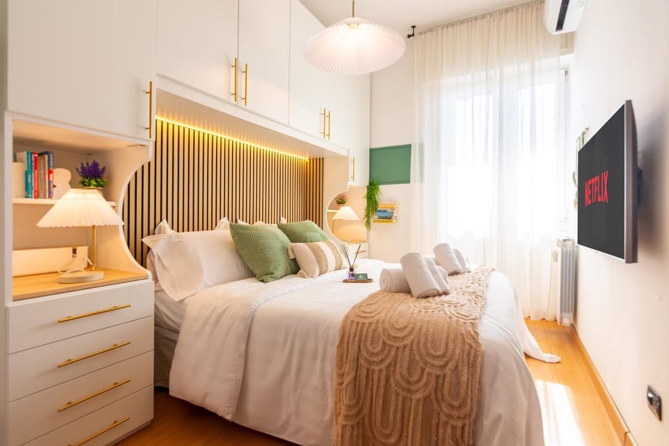 Bed, TV and multimedia, Bedroom