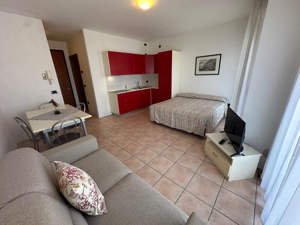 Bed, Kitchen or kitchenette, Dining area