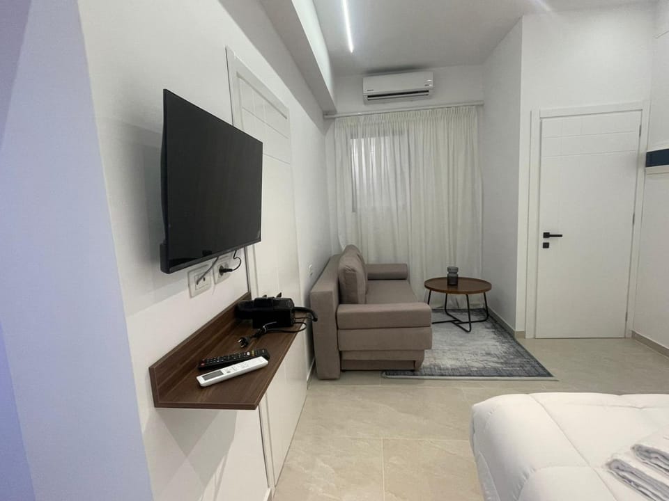 TV and multimedia, Seating area, Bedroom