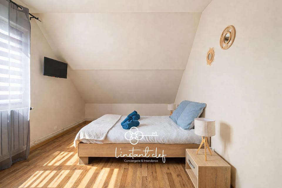 Bed, TV and multimedia, Photo of the whole room, Bedroom, towels