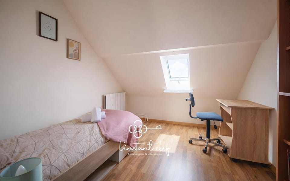 Photo of the whole room, Bedroom