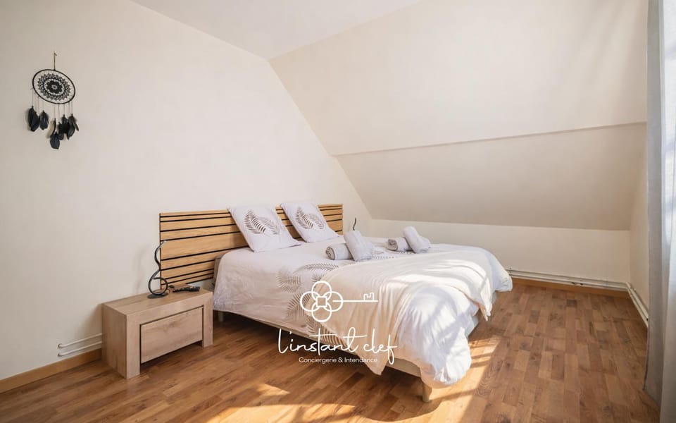 Bed, Photo of the whole room, Bedroom, towels