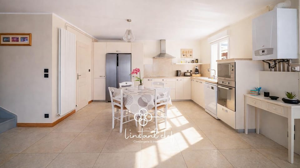 Kitchen or kitchenette, Dining area, dishwasher, oven, stove