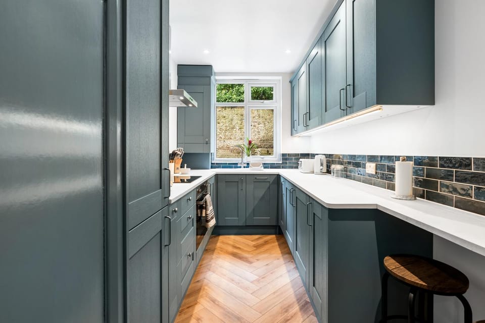Coffee/tea facilities, dishwasher, oven, stove, kitchen