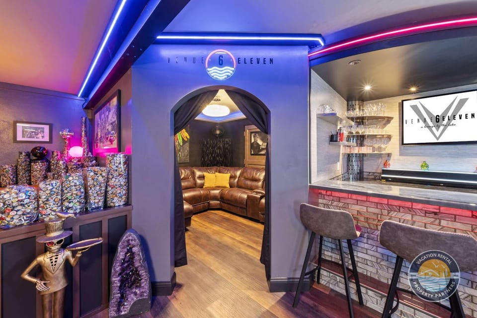 Event Lounge with Pool Table and Arcade Apartment in Lake Geneva