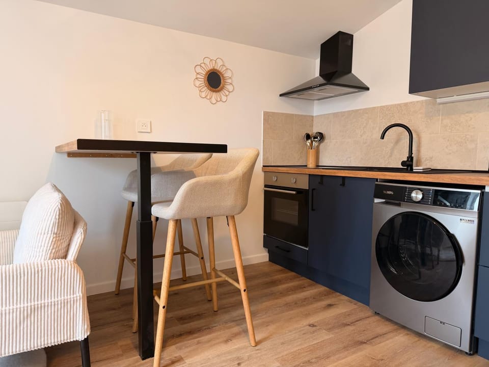 Communal lounge/ TV room, Kitchen or kitchenette, Living room, Lounge or bar, Seating area, stove, kitchen
