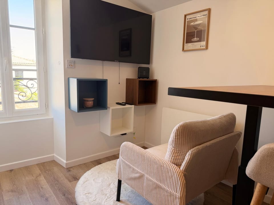 Communal lounge/ TV room, Living room, Seating area