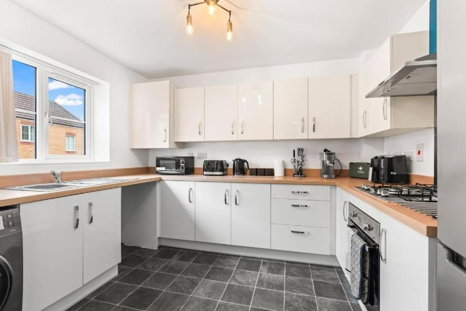 Cozy Work-ready Home with Netflix in Brierley Hill, Comfort for Business & Leisure Apartment in Stourbridge