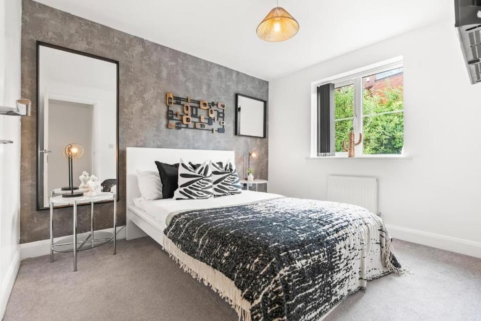 Cozy Work-ready Home with Netflix in Brierley Hill, Comfort for Business & Leisure Apartment in Stourbridge