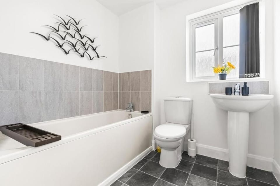Cozy Work-ready Home with Netflix in Brierley Hill, Comfort for Business & Leisure Apartment in Stourbridge
