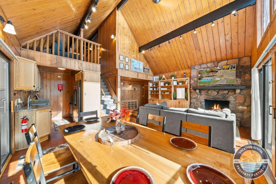 Lakefront Retreat with Dock BBQ and Lake Access House in Twin Lakes