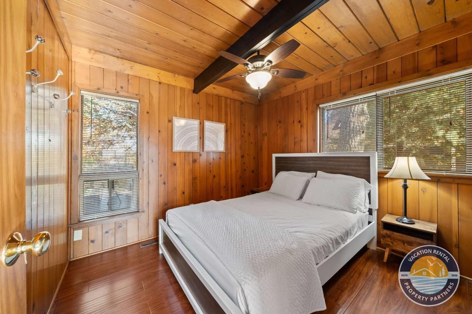 Lakefront Retreat with Dock BBQ and Lake Access House in Twin Lakes