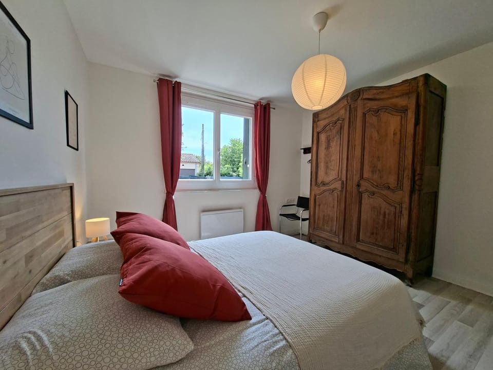Bed, Photo of the whole room, Bedroom, wardrobe