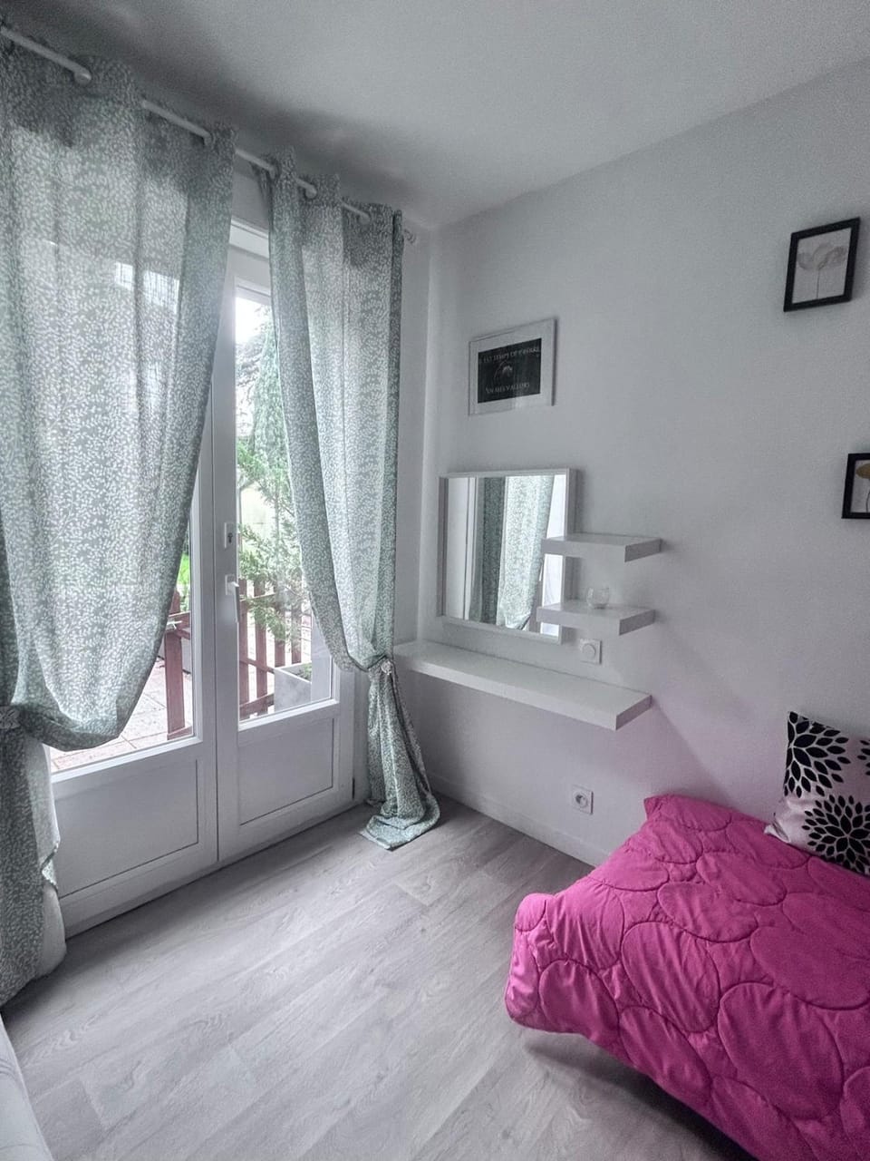 Photo of the whole room