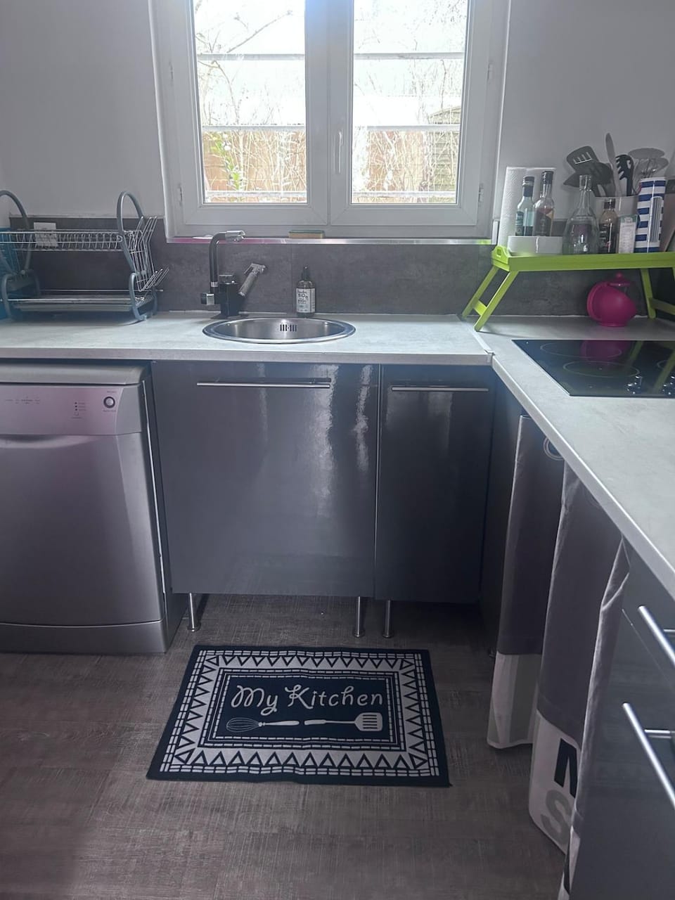 Kitchen or kitchenette, dishwasher, stove
