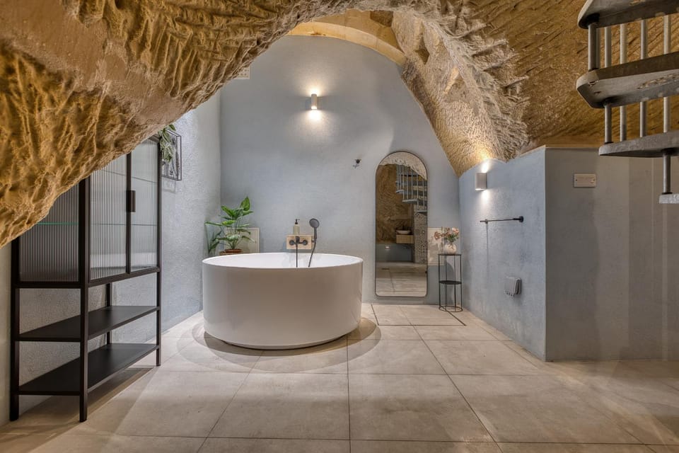 Sophisticated one bedroom duplex apartment with shared roof terrace GOBLUGF Apartment in Malta