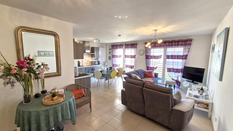 Kitchen or kitchenette, Living room, Seating area, Dining area