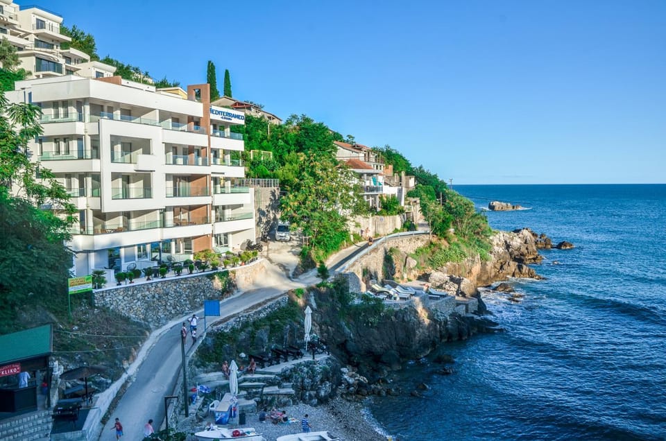 Property building, Nearby landmark, Facade/entrance, Day, Natural landscape, Beach, City view, Sea view