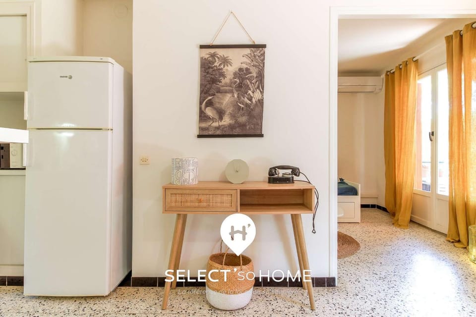 Kitchen or kitchenette, Dining area, toaster