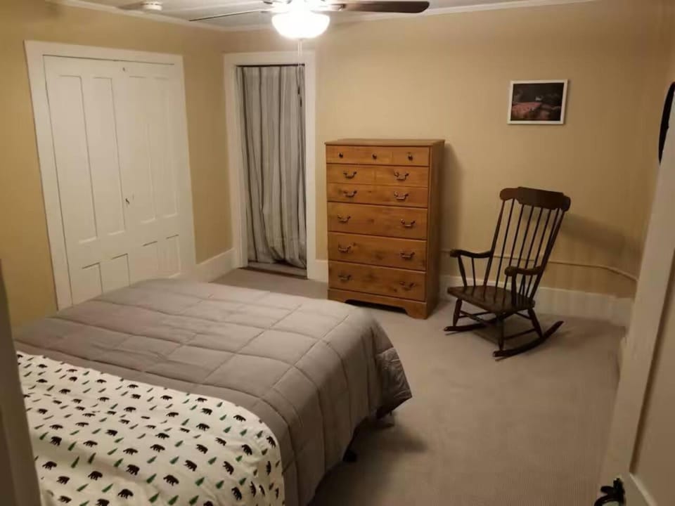 Cozy Retreat (Unit 2) Close to Smuggs, Stowe, Jay Apartment in Johnson