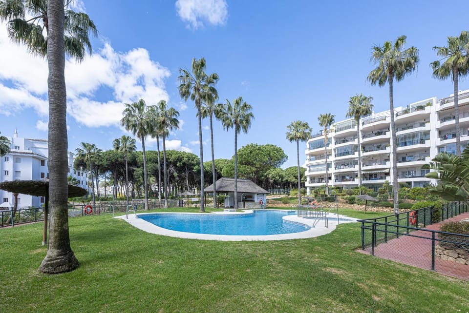 Encantador apartamento con terraza y vistas a la piscina Apartment in Sitio de Calahonda