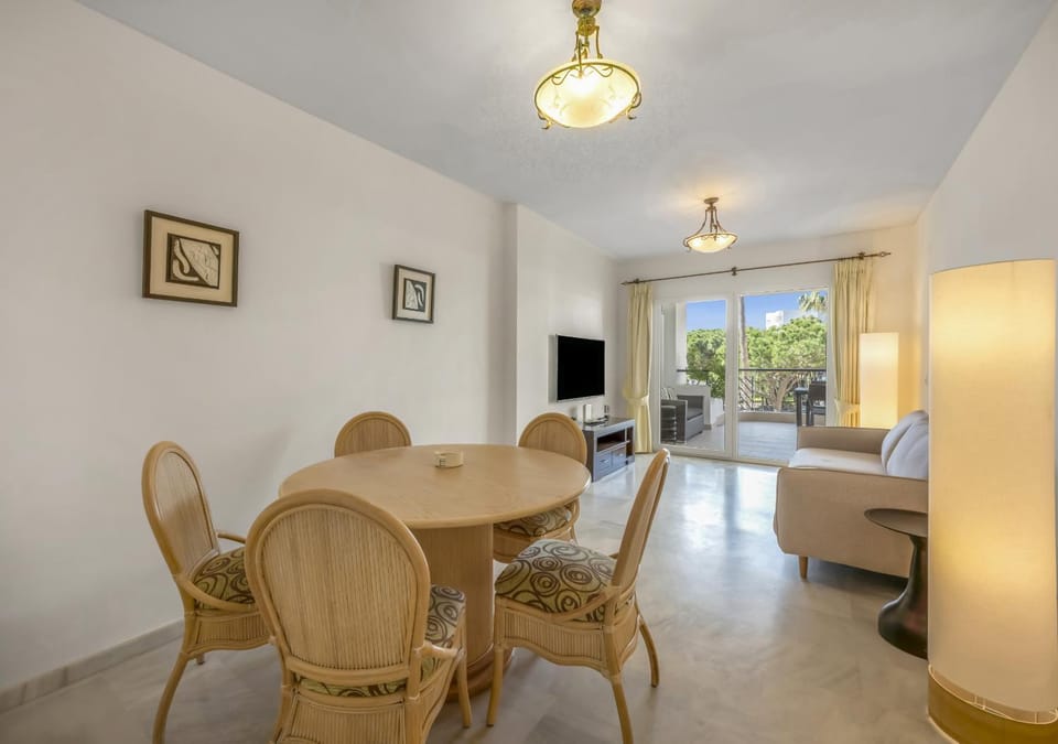 Encantador apartamento con terraza y vistas a la piscina Apartment in Sitio de Calahonda